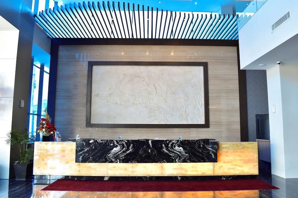 Platinum Hotel & Convention Hall Balikpapan Exterior photo