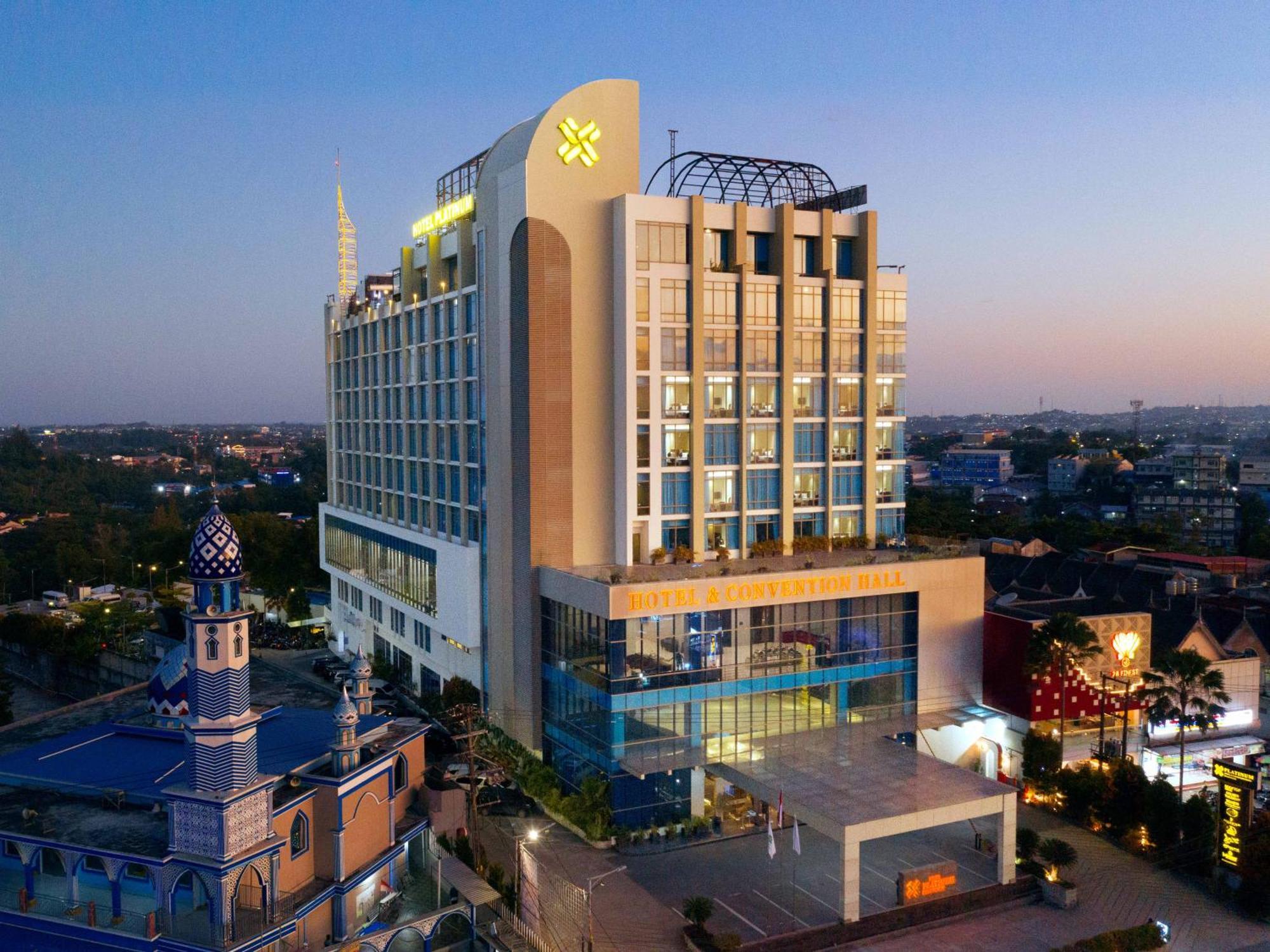 Platinum Hotel & Convention Hall Balikpapan Exterior photo