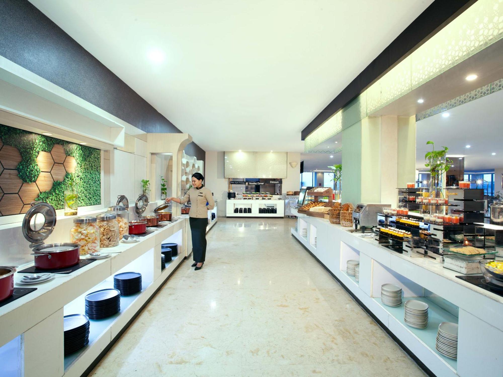 Platinum Hotel & Convention Hall Balikpapan Exterior photo