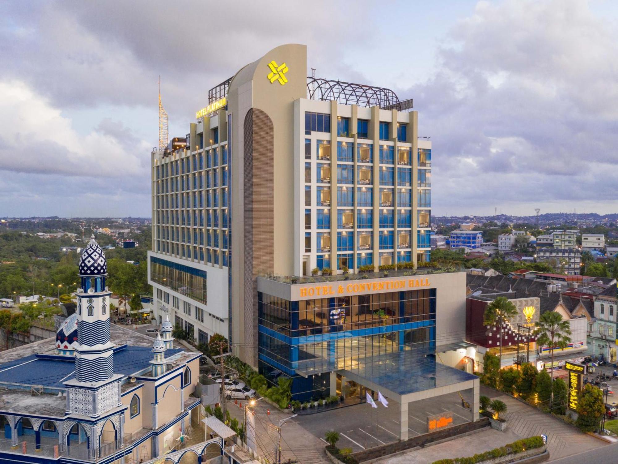 Platinum Hotel & Convention Hall Balikpapan Exterior photo