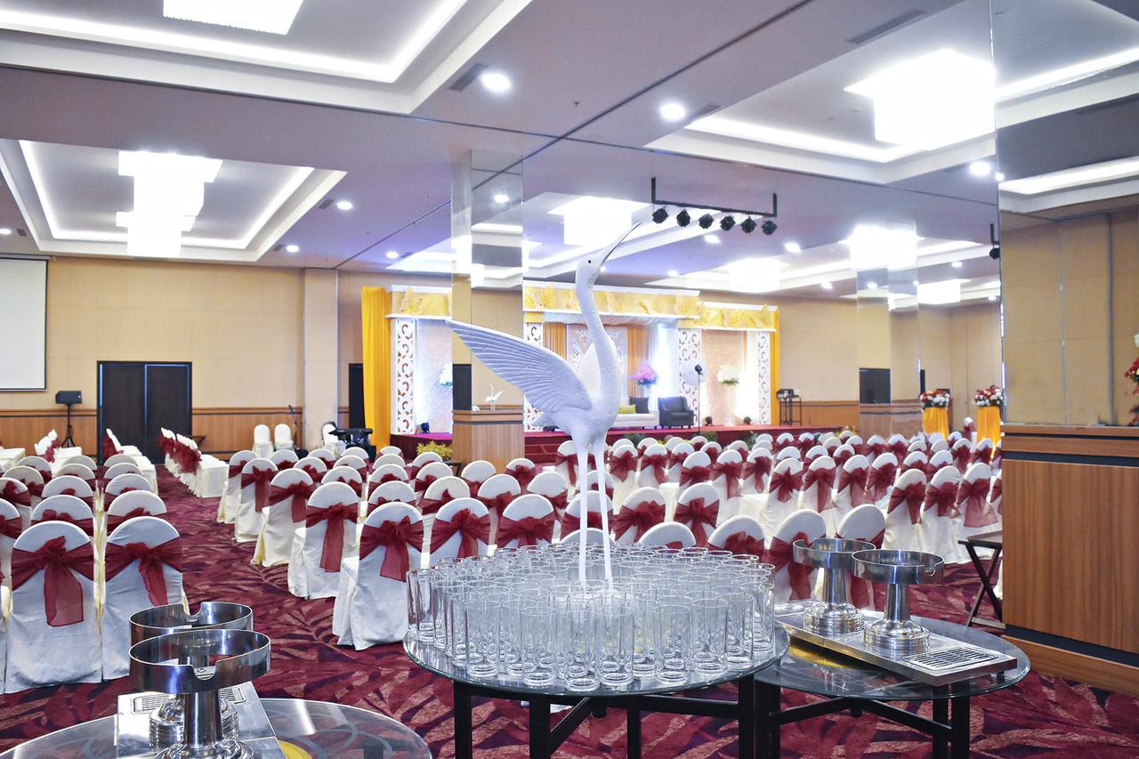 Platinum Hotel & Convention Hall Balikpapan Exterior photo