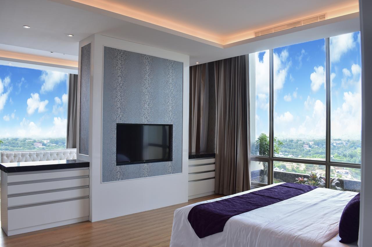 Platinum Hotel & Convention Hall Balikpapan Exterior photo